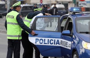 Goditën efektivët e policisë me shishe, arrestohen dy persona.