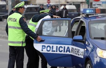 Goditën efektivët e policisë me shishe, arrestohen dy persona.