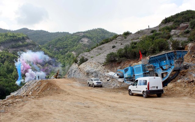 Ceremonia e perurimit te fillimit te punimeve te tunelit te Kerrabes pjese e autostrades Tirane-Elbasan.