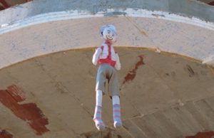 Majmunet e varur neper shtepite periferike qe habiten BBC