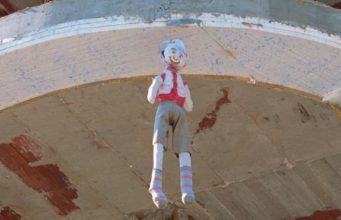 Majmunet e varur neper shtepite periferike qe habiten BBC