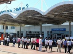 Turistet shqiptare bllokohen ne aeroportin e Antalya-s