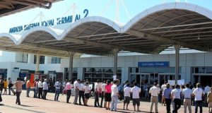 Turistet shqiptare bllokohen ne aeroportin e Antalya-s