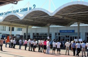 Turistet shqiptare bllokohen ne aeroportin e Antalya-s