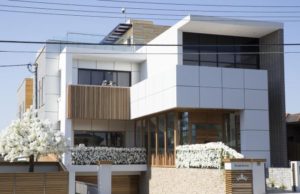 Dasma me e shtrenjte ne Australi, 1 avion, 4 helikoptere dhe makina super te shtrenjta