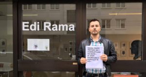 Proteste para ekspozites se Rames ne Mynih