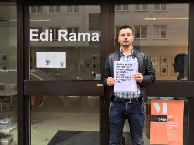 Proteste para ekspozites se Rames ne Mynih
