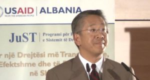 Ambasadori Lu: Te marresh drejtesi ne Shqiperi duhet te paguash”
