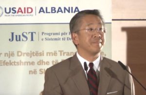 Ambasadori Lu: Te marresh drejtesi ne Shqiperi duhet te paguash”