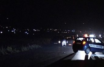 Laç, makina perplas motocikleten, 2 te vdekur