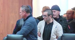 Shperthen Sinanaj: “Nuk doni te zbardhni vrasjen e Skerdilajd Konomit”