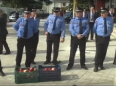 Fermeret Korçare protestojne me molle para kuvendit