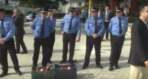 Fermeret Korçare protestojne me molle para kuvendit