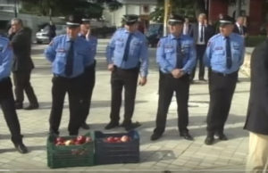 Fermeret Korçare protestojne me molle para kuvendit