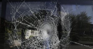 Arrestohet 14-vjecari qe goditi autobusin e ekipit Serb