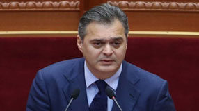 Blushi: Partite politike si perrenj te piset