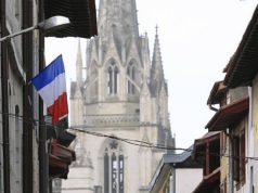 Franca perkujton viktimat e sulmeve terroriste