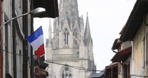 Franca perkujton viktimat e sulmeve terroriste