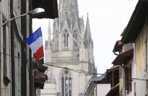 Franca perkujton viktimat e sulmeve terroriste