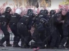 Tensionohet situata jashte parlamentit te Kosoves, qellohet me gure policia