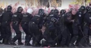 Tensionohet situata jashte parlamentit te Kosoves, qellohet me gure policia