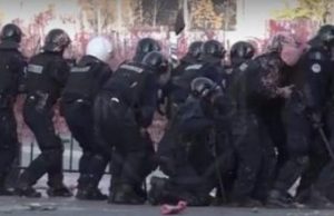 Tensionohet situata jashte parlamentit te Kosoves, qellohet me gure policia