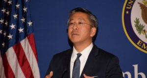 Ambasadori Lu, gjyqtareve: “Nese keni ore me te shtrenjte se makina ime, jeni te korruptuar”