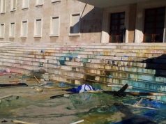 Protestuesit shkulin guret e bulevardit per te qelluar Kryeministrine