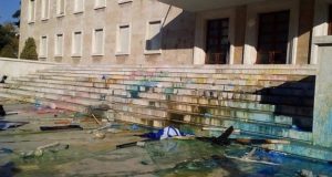 Protestuesit shkulin guret e bulevardit per te qelluar Kryeministrine