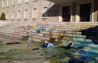 Protestuesit shkulin guret e bulevardit per te qelluar Kryeministrine