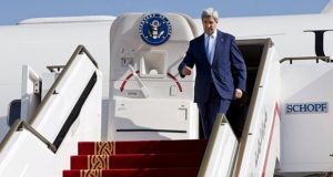 Sekretari amerikan i Shtetit John Kerry, mbërrin në Kosovë