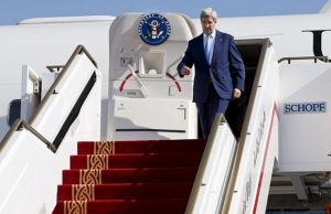 Sekretari amerikan i Shtetit John Kerry, mbërrin në Kosovë