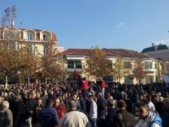 Nis protesta e opozites, qellohet me domate policia