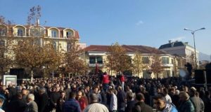 Nis protesta e opozites, qellohet me domate policia