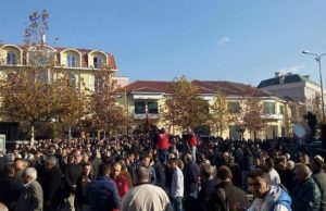 Nis protesta e opozites, qellohet me domate policia