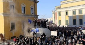 Protestuesi: Me dhane 10 mije leke te qelloja me gure Kryeministrine