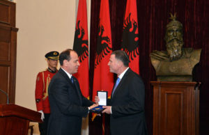 Nishani dekoron kryeparlamentarin e Izraelit