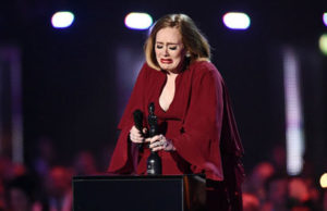 Adele triumfon ne “Brit Awards”