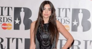 Dua Lipa veshur me bukur ne “Brit Awards”