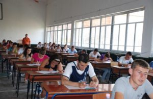 Dalin notat e provimit te anglishtes, ulet numri i nxenesve me noten dhjete