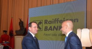 Nishani dekoron “Raiffeisen Bank”