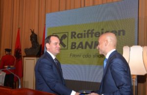 Nishani dekoron “Raiffeisen Bank”