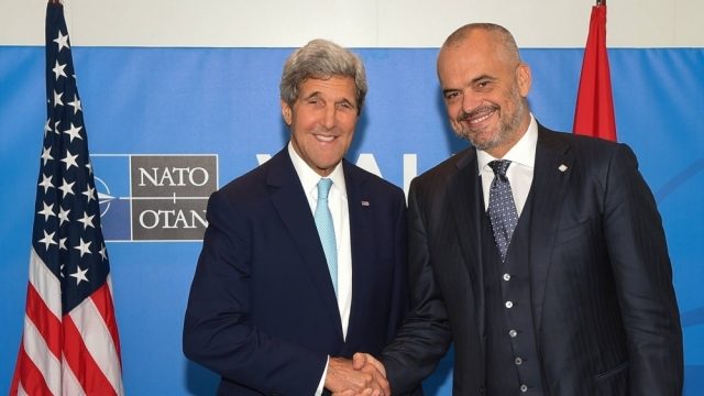 John Kerry: Jeni ne rrugen e duhur ndaj korrupsionit