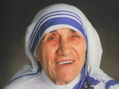 Papa Françesku firmos shenjtërimin e Nënë Terezës