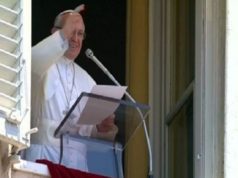 Papa Francesku pershendet beratasit