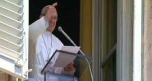 Papa Francesku pershendet beratasit