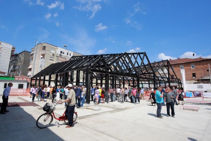 Pazari i Ri, rikonstruksioni prek edhe pallatet perreth