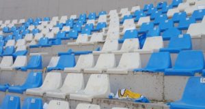 Tirana denoncon thyerjen e stolave te stadiumit