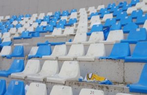 Tirana denoncon thyerjen e stolave te stadiumit