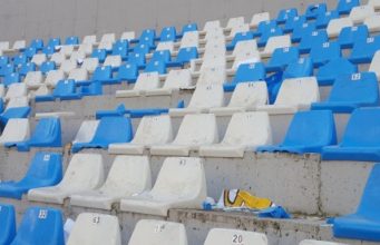 Tirana denoncon thyerjen e stolave te stadiumit